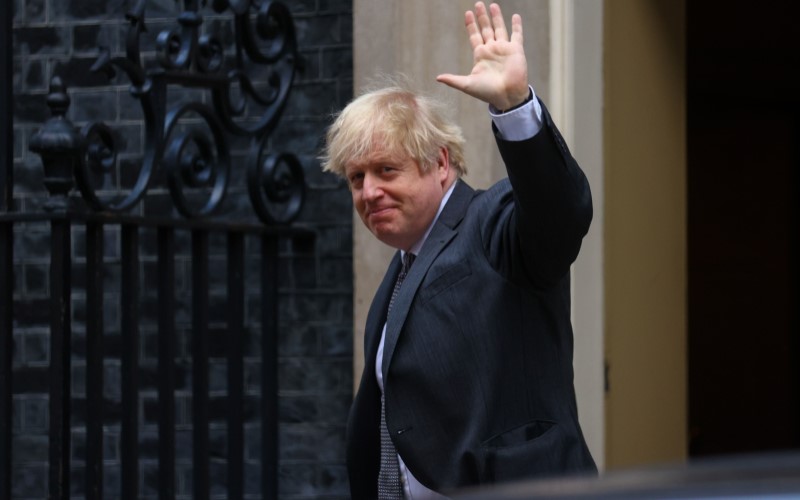 Perdana Menteri Inggris Boris Johnson kembali dari Parlemen di London, Inggris, pada Rabu (30/12/2020)./Bloomberg
