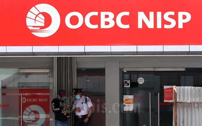 Petugas berbincang dengan nasabah di kantor cabang PT Bank OCBC NISP Tbk di Jakarta, Senin (20/4/2020). Bisnis/Dedi Gunawan 