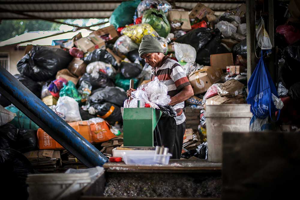  Memanfaatkan Sampah Plastik Menjadi Bahan Baku Paving Blok