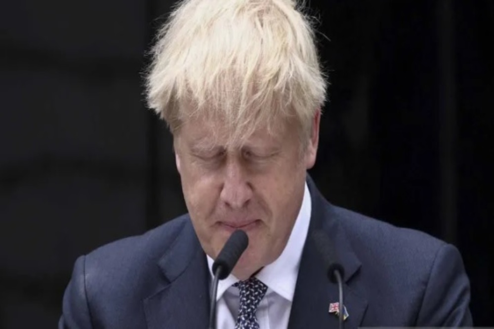 Perdana Menteri Inggris Boris Johnson memberikan pernyataan pers di halaman kantornya di Jalan Downing Nomor 10, London, Inggris, Kamis (7/7/2022). Boris Johnson menyatakan mengundurkan diri dari jabatannya sebagai Perdana Menteri Inggris, menyusul desakan dan seruan dari rekan-rekan menteri dan anggota parlemen di Partai Konservatifnya, seperti yang dilansir Kantor Berita Reuters Kamis (7/7) waktu setempat. ANTARA FOTO/REUTERS/Peter Nicholls/wsj.rnrn