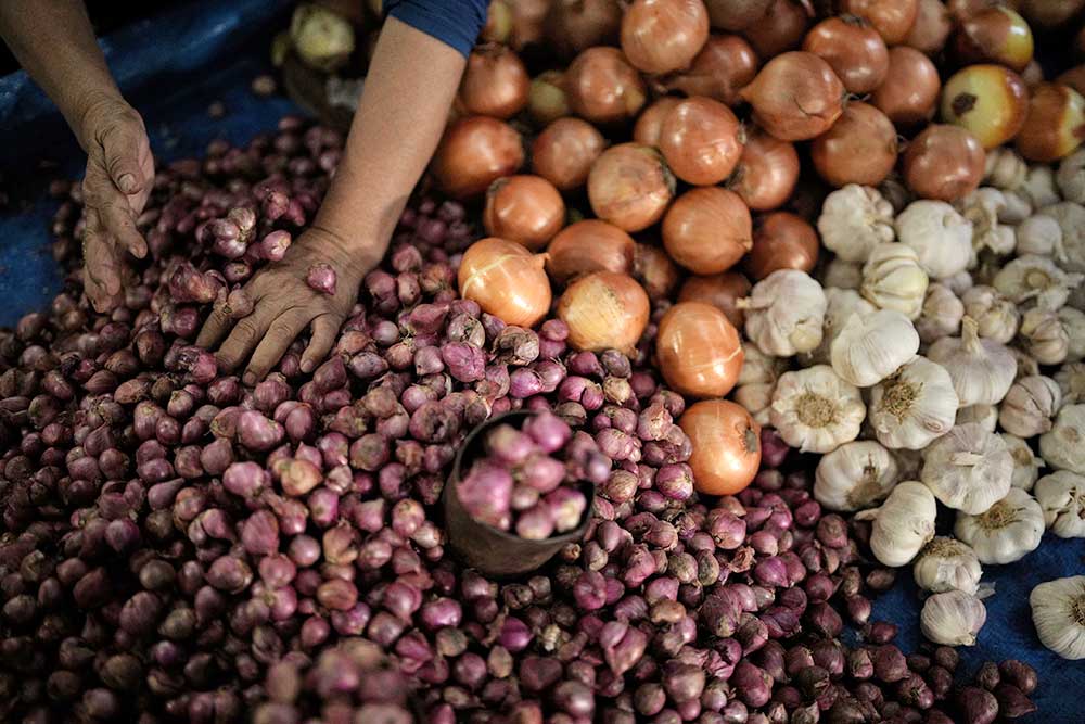 Pedagang merapikan bawang merah jualannya di Pasar Mandonga, Kendari, Sulawesi Tenggara, Senin (27/6/2022)./Antara-Jojon