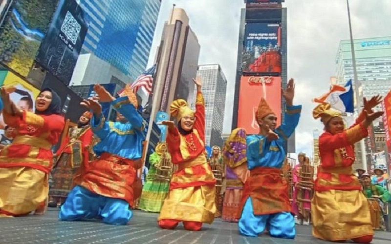 Tim Muhibah Angklung menggelar flash mob angklung, atraksi alat musik tradisional asal Jawa Barat, di Time Square, Manhattan, New York.