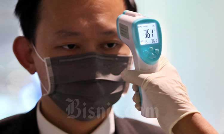 Petugas memeriksa suhu tubuh penumpang yang baru tiba di Terminal 3 Kedatangan Internasional Bandara Soekarno Hatta, Tangerang, Banten, Senin (2/3/2020).Bisnis - Eusebio Chrysnamurti