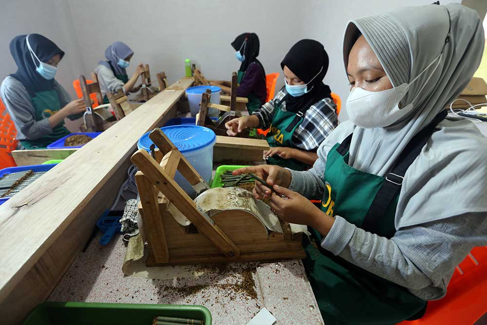  Isapan Rokok Menyan Pengusaha Kecil Diproteksi Cukai