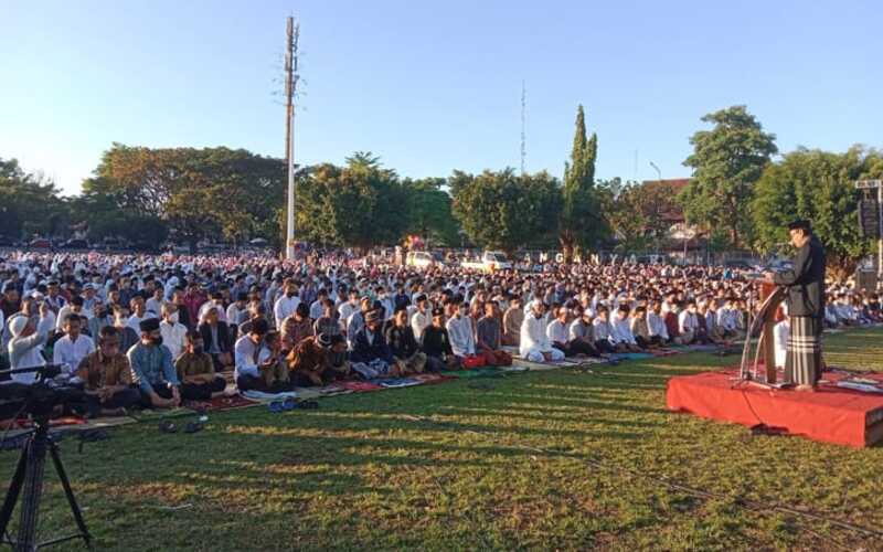  Ribuan Warga Salat Iduladha di Alun-alun Karanganyar