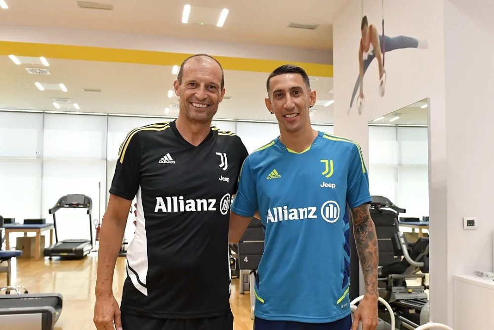 Angel Di Maria berpose dengan pelatih Juventus Massimiliano Allegri/Juventus.com