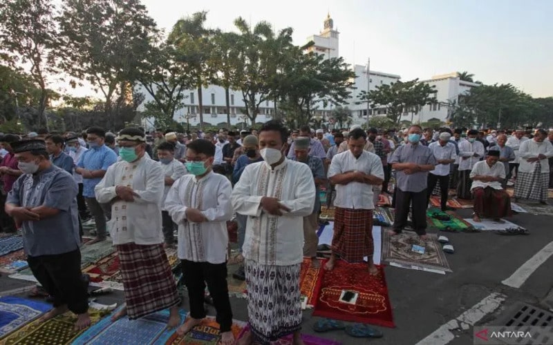 Umat Islam melaksanakan shalat Idul Adha 1443 Hijriah di Jalan Pahlawan, Surabaya, Jawa Timur, Sabtu (9/7/2022)./Antara-Didik Suhartono