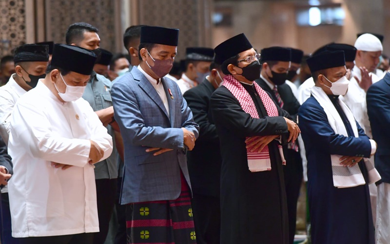  Momen Jokowi Salat Iduladha Bareng Prabowo Subianto di Masjid Istiqlal