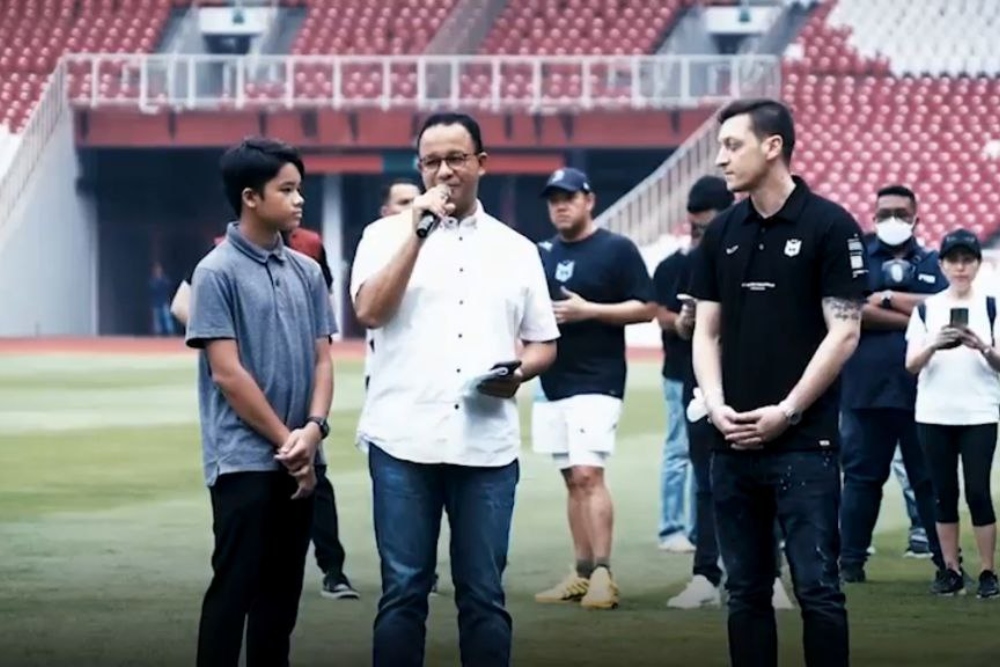 Gubernur DKI Jakarta Anies Baswedan saat mendampingi Mesut Ozil di Stadion Gelora Bung Karno, Kamis 26 Mei 2022./Instagram - @aniesbaswedan