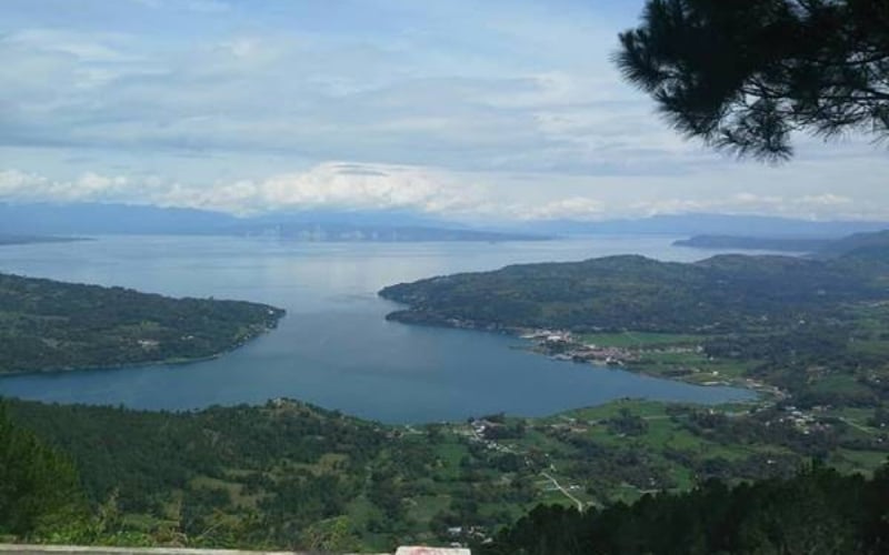 Danau Toba dilihat dari Geosite Sipinsur Kabupaten Humbang Hasundutan. JIBI/Nancy Junita 