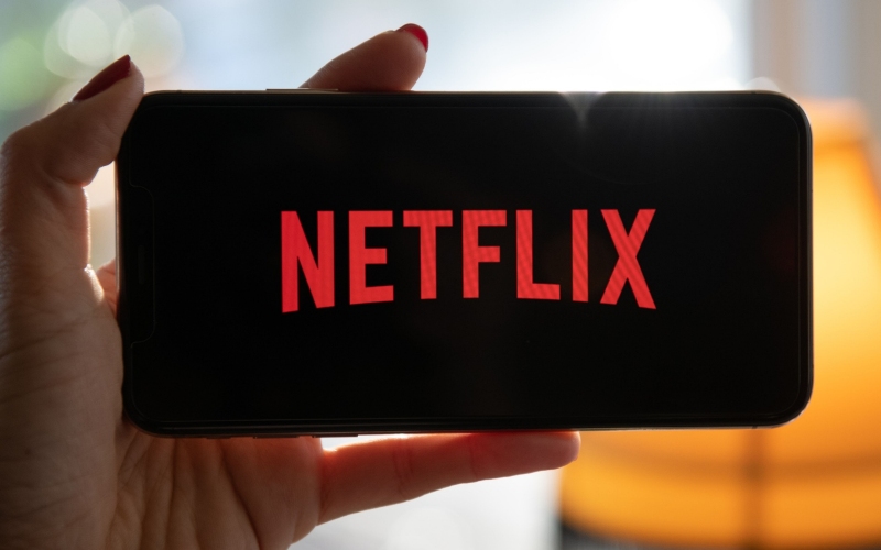 Logo Netflix Inc. pada smartphone yang dipotret di Seattle, Washington, Amerika Serikat, Sabtu, (23/1/2021). Bloomberg/Chona Kasinger.