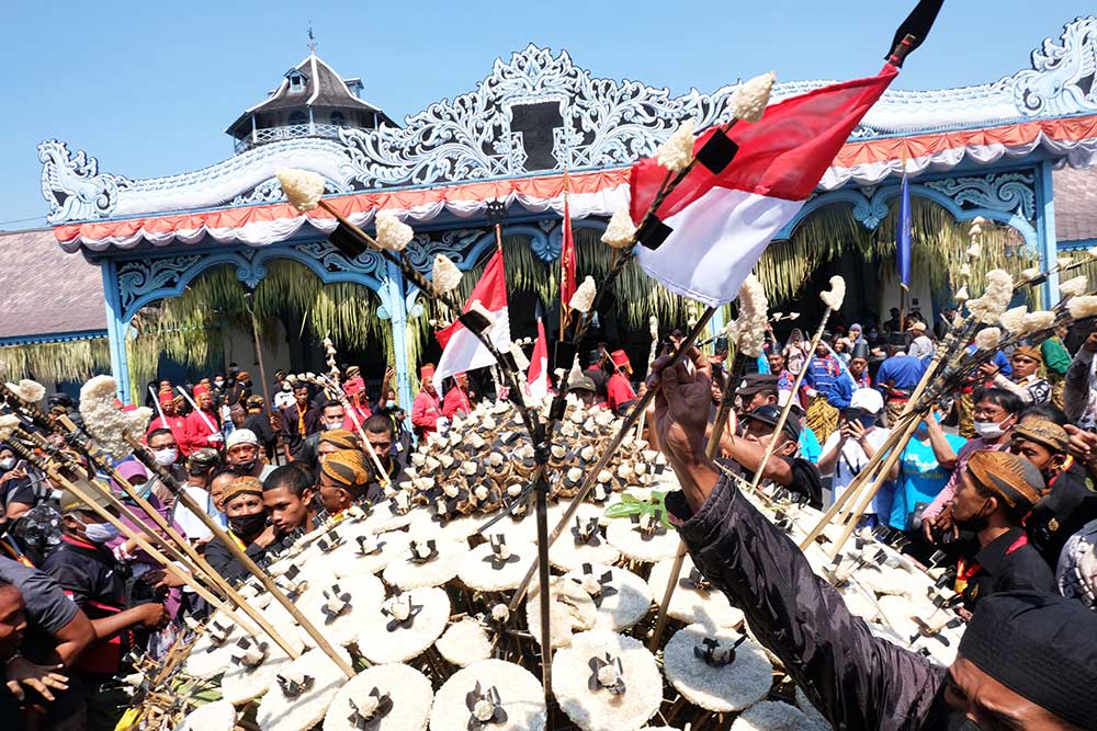  Warga dan Abdi Dalem Berebut Gunungan Saat Grebeg Besar Keraton Surakarta