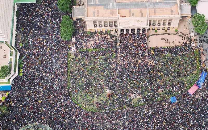  Foto Demonstran Sri Lanka, Nyebur di Kolam Renang hingga Tidur di Ranjang Raja