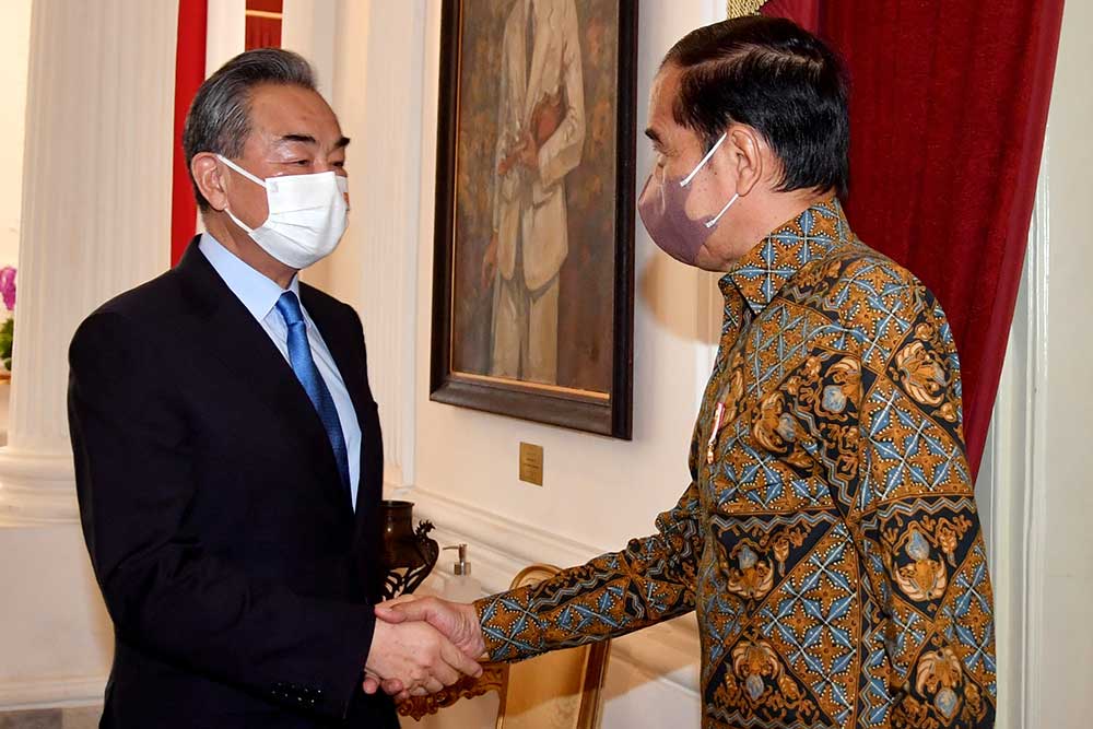  Presiden Jokowi Bertemu Menlu China Wang Yi di Istana Negara