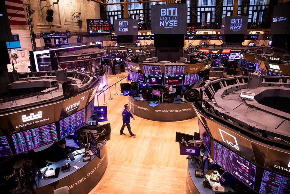 Karyawan berada di Bursa Efek New York (NYSE) di New York, AS, Senin (27/6/2022). Wall Street dibuka melemah pada perdagangan awal pekan seiring dengan penantian investor terhadap laporan keuangan. Bloomberg/Michael Nagle