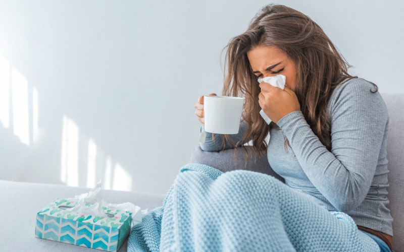 Ilustrasi perempuan mengalami gejala Covid-19 yang mirip dengan gejala flu/Freepik