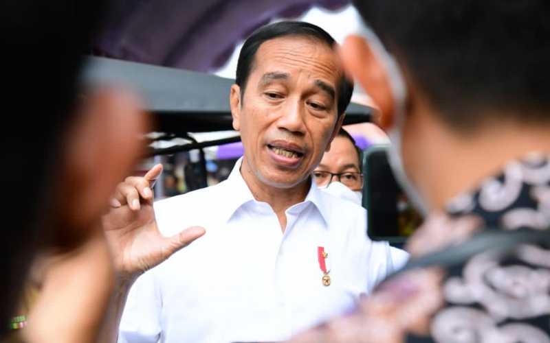 Jokowi Bagikan Bansos di Pasar Sukamandi: Picu Pertumbuhan Ekonomi