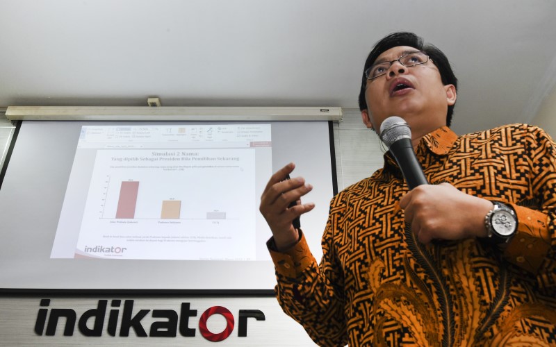 Hasil survei Indikator Politik Indonesia: Alasan utama publik tak puas terhadap kinerja Presiden Jokowi karena harga kebutuhan pokok yang naik. Direktur Eksekutif Indikator Politik Indonesia Burhanuddin Muhtadi/Antara-Hafidz Mubarak