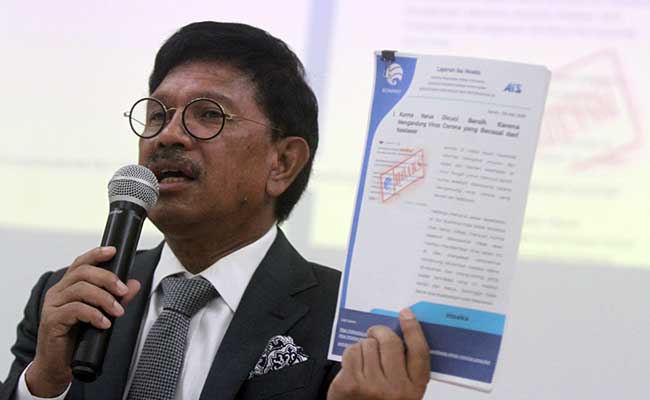 Menteri Komunikasi dan Informatika Johnny G Plate memberikan keterangan saat konferensi pers Komunikasi Publik Penanganan Virus Corona di Jakarta, Senin (3/2). Bisnis/Arief Hermawan P