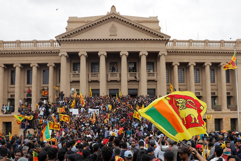 Ribuan warga menduduki Istana Kepresidenan Sri Lanka sebagai bentuk aksi demo di tengah krisis ekonomi negara di Kolombo, Sri Lanka, Minggu (10/7/2022)/NDTV
