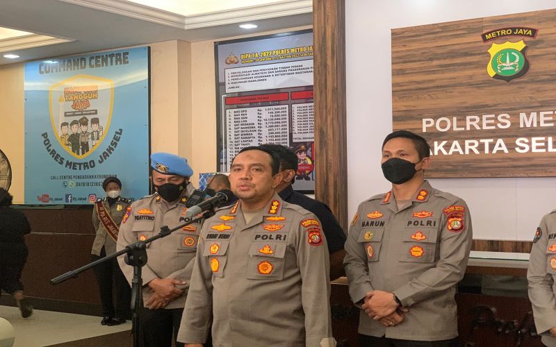 Kapolres Metro Jakarta Selatan, Kombes Pol Budhi Herdi Susianto menjelaskan soal aksi saling tembak dua polisi di Rumah Kadiv Propam Mabes Polri Irjen Ferdy Sambo, Selasa (12/7/2022)./JIBI-Lukman Nur Hakim. 