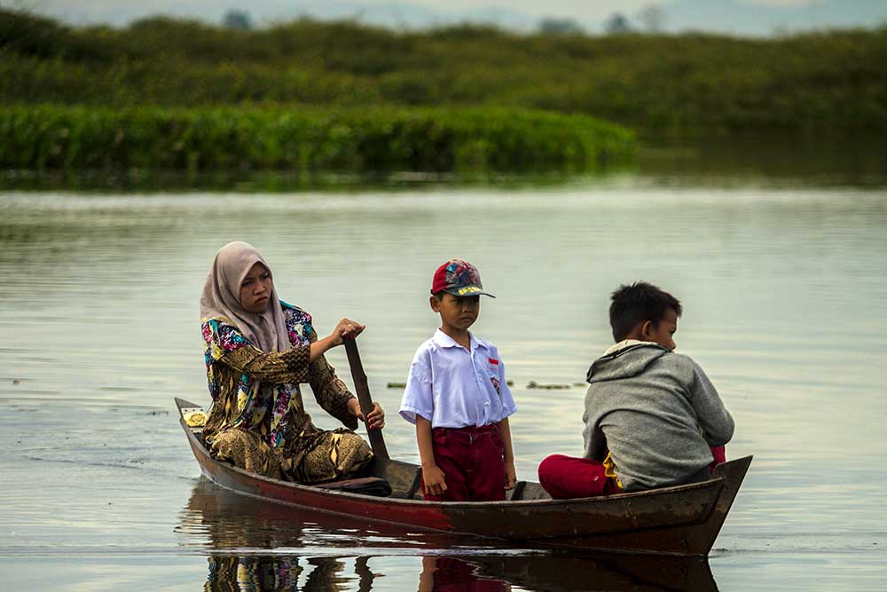  Guru dan Murid di Aceh Harus Menggunakan Perahu Untuk Menuju Sekolah