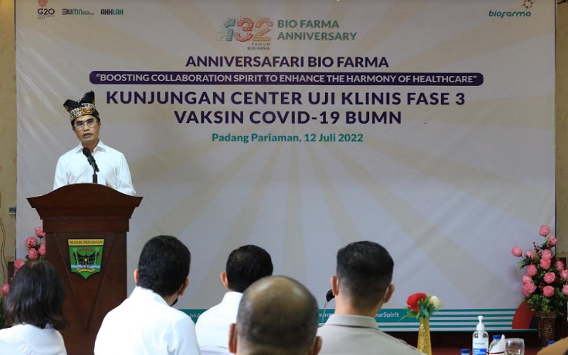 Direktur Utama PT Bio Farma (Persero) Honesti Basyir memberikan sambutan dalam kunjungan kerja ke Center Uji Klinis Fase 3 Vaksin Covid-19 BUMN di RSUD Padang Pariaman, Sumatra Barat, Selasa (12/7/2022). /Bisnis-Noli Hendra