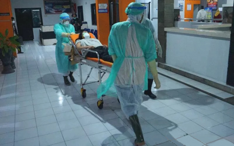 Ilustrasi - Perawat mengenakan pakaian APD (alat pelindung diri) baju hazmat (hazardous material) membawa pasien dalam pengawasan Covid-19 (Corona Virus Desease)/ANTARA 