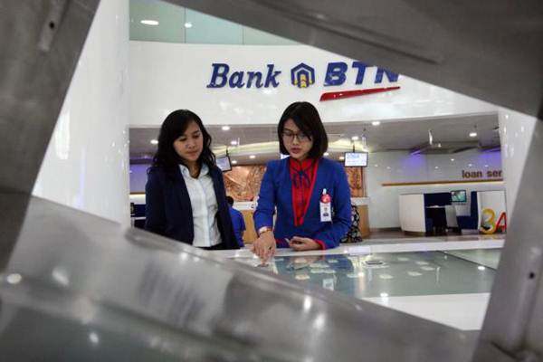 Karyawati PT Bank Tabungan Negara Tbk memberikan penjelasan mengenai produk perbankan kepada nasabah di Jakarta, Senin (8/1)./JIBI-Dedi Gunawan