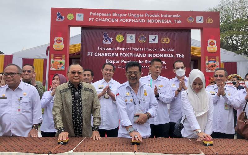 Pelepasan ekspor unggas produk Indonesia oleh PT Charoen Pokphand Indonesia Tbk. (CPIN) oleh Menteri Pertanian Syahrul Yasin Limpo (tengah), Presiden Komisaris CPIN Hadi Gunawan (kedua dari kiri)./Annasa Rizki Kamalina