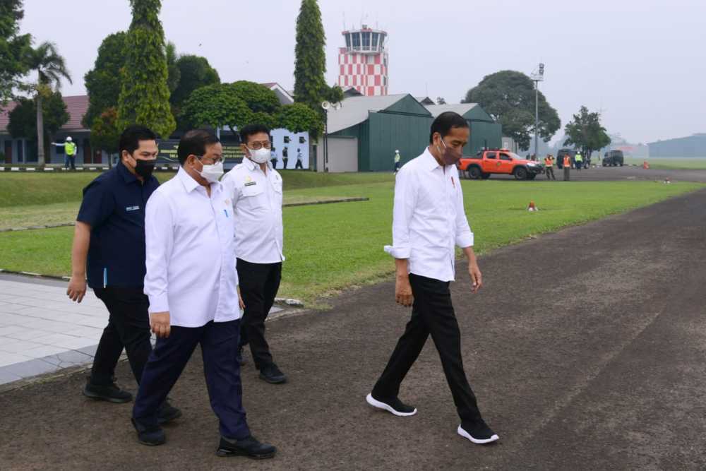 Presiden Joko Widodo (Jokowi) bersiap naik helikopter Super Puma TNI AU menuju Subang, Jawa Barat dalam rangka kunjungan kerja, Selasa (12/7/2022) / Sekretariat Presiden - Muchlis Jr
