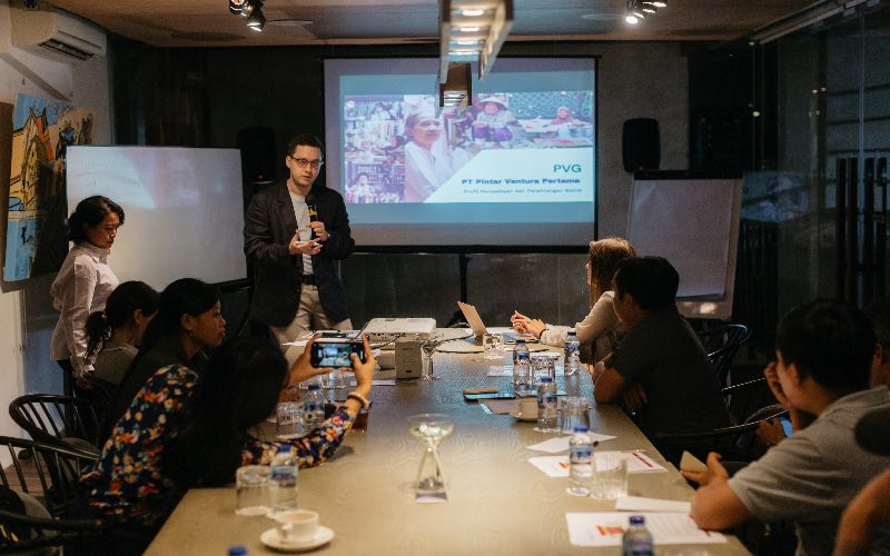 CEO PVG Vlad Ayukaev (tengah) menjelaskan tentang aplikasi Posy dan Klikoo di Denpasar, Bali. Bisnis/Harian Noris