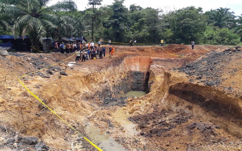 Tambang batu bara ilegal di Desa Tanjung Lalan, Kecamatan Tanjung Agung, Kabupaten Muara Enim, yang menimbulkan korban sebanyak 11 penambang tewas tertimbun longsoran tanah. bisnis-dinda wulandari