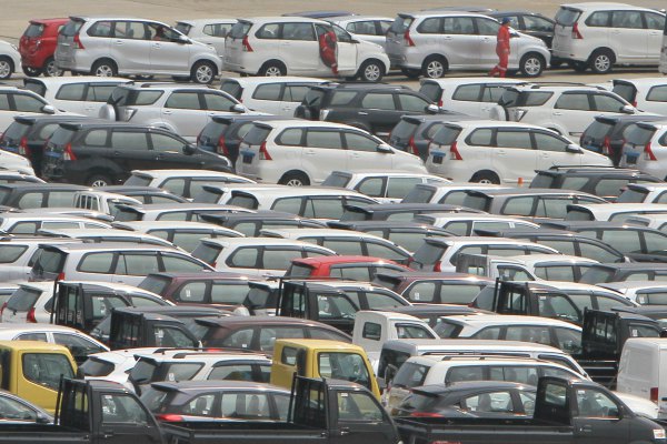 Petugas mengecek kesiapan mobil baru di kawasan Tanjung Priok Car Terminal, Jakarta/Bisnis-Nurul Hidayat