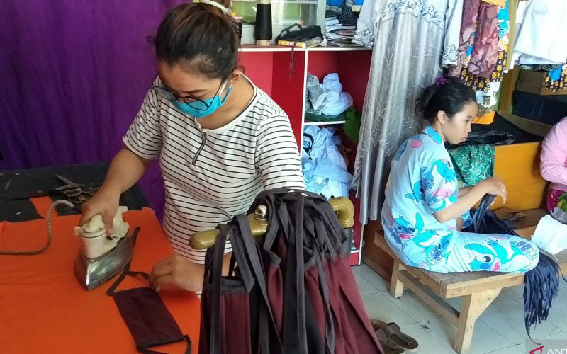 Penjahit Bone Indah kota Sorong saat menyiapkan masker gratis bagi masyarakat./Antara-Ernes Kakisina