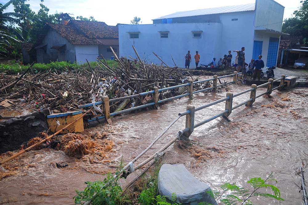  Tumpukan Sampah Membuat Sungai di Kudus Meluap dan Merendam Ratusan Rumah