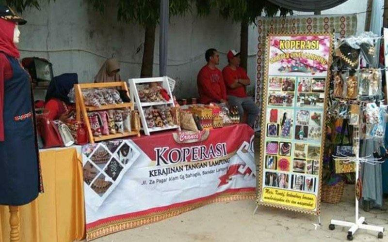 Salah satu koperasi di Bandar Lampung, Provinsi Lampung, menjual aneka produk UMKM./Antara-Ruth Intan Sozometa Kanafi