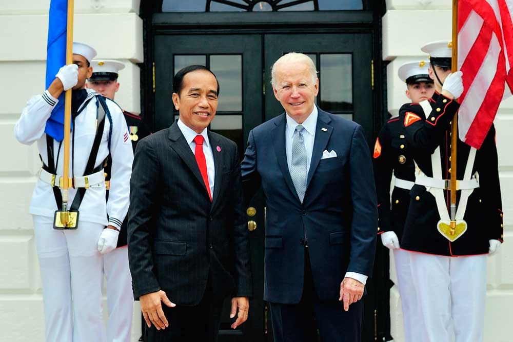 Presiden Joko Widodo (kiri) disambut Presiden Amerika Serikat Joe Biden saat menghadiri KTT Khusus ASEAN-AS di Gedung Putih, Washington DC, Amerika Serikat, Jumat (13/5/2022). Pertemuan khusus tersebut dalam rangka memperkuat kemitraan ASEAN-AS. ANTARA FOTO/HO/ Setpres/Laily Rachev