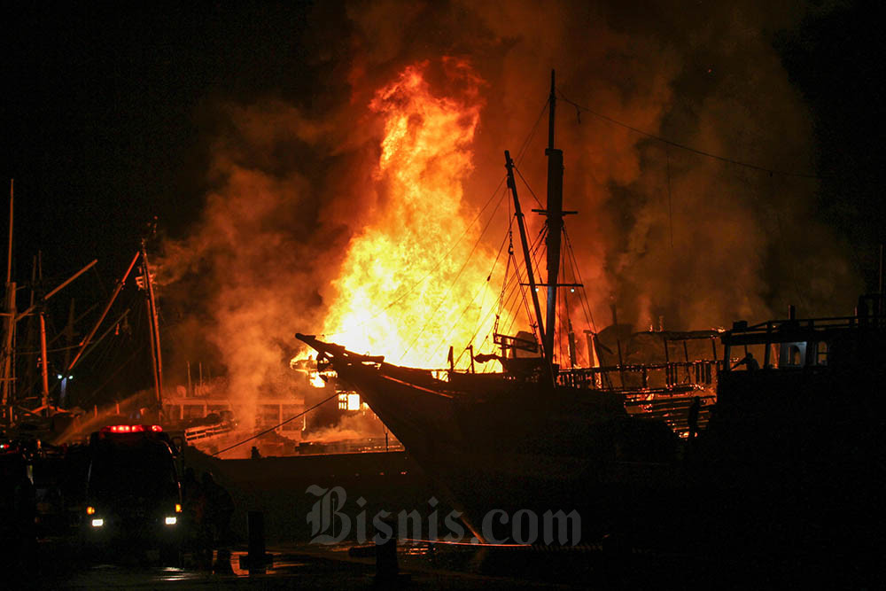  Kapal Kargo Terbakar di Pelabuhan Kalimas Surabaya