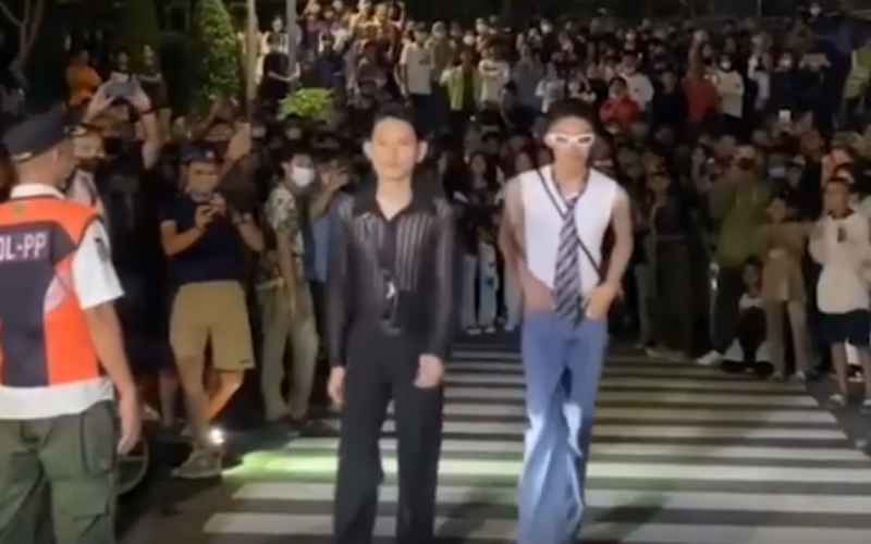 Tangkapan layar video viral dua remaja melakukan catwalk di Citayam Fashion Week/Instagram