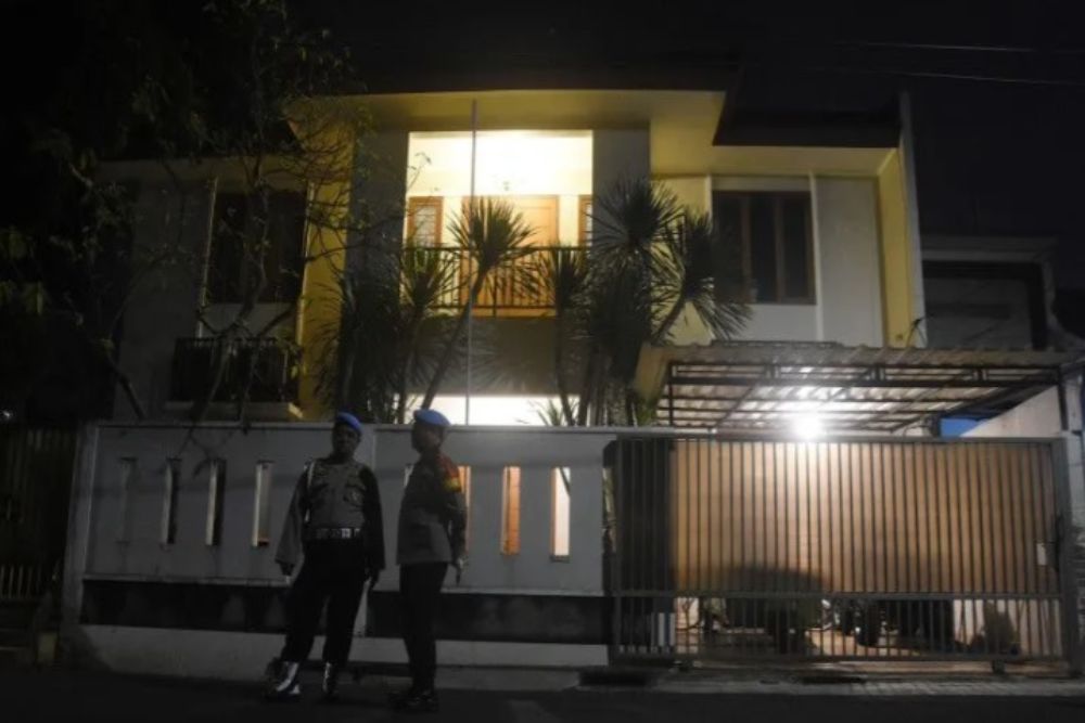 Polisi berjaga di depan rumah dinas Kadiv Propam Polri Irjen Pol Ferdy Sambo pascaperistiwa baku tembak dua ajudannya di Kompleks Polri Duren Tiga, Jakarta Selatan, Selasa (12/7/2022) malam. /Antara
