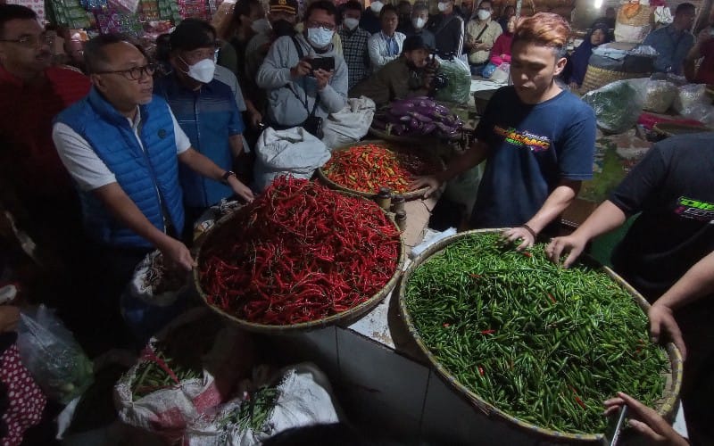  Mendag Zulhas Pantau Harga di Pasar Jagasatru Cirebon, Borong Cabai untuk Warga