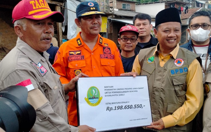  Uu Ruzhanul Beri Bantuan Korban Banjir di Garut