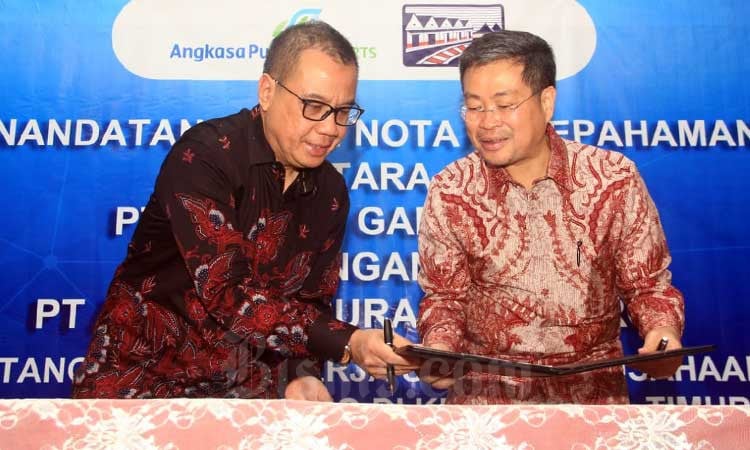 Direktur Utama PT Angkasa Pura I (Persero) Faik Fahmi (kiri) dan Direktur PT Gudang Garam Tbk. Istata T. Siddharta menandatangani nota kesepahaman rencana kerja sama pengusahaan Bandara Dhoho Kediri di Jakarta, Selasa (10/3/2020).