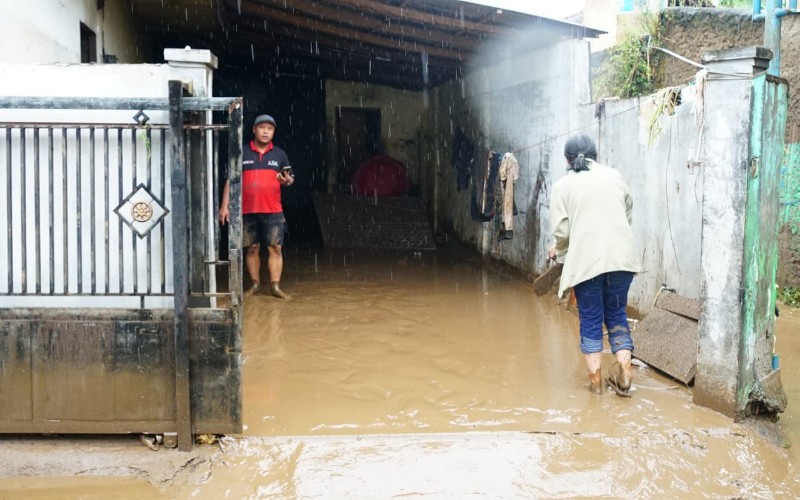  Pemkab Garut Pastikan Kebutuhan Pokok Korban Banjir dan Longsor Dipenuhi