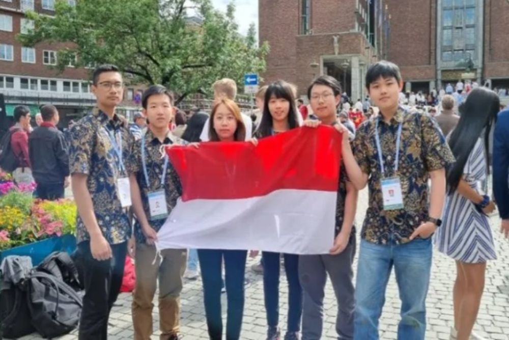 Tim Olimpiade Matematika Indonesia tampil bersinar dalam perhelatan International Mathematical Olympiad (IMO) ke-63 di Oslo, Norwegia setelah berhasil mendapatkan satu medali perak, empat medali perunggu, dan satu honourable mention/Antara
