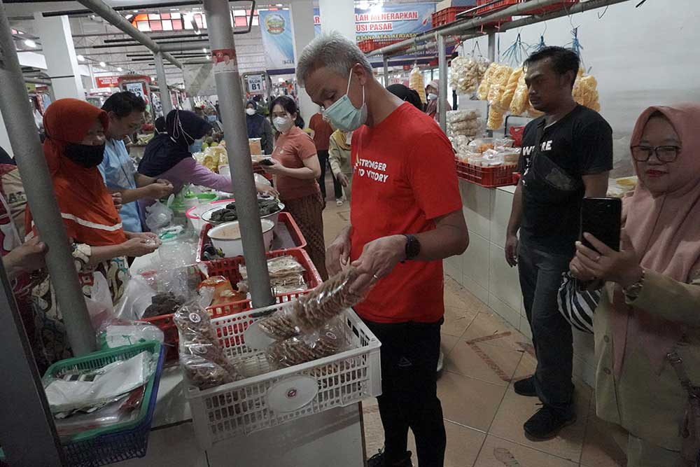  Gubernur Jateng Ganjar Pranowo Blusukan di Pasar Banyumas Pantau Harga Pangan