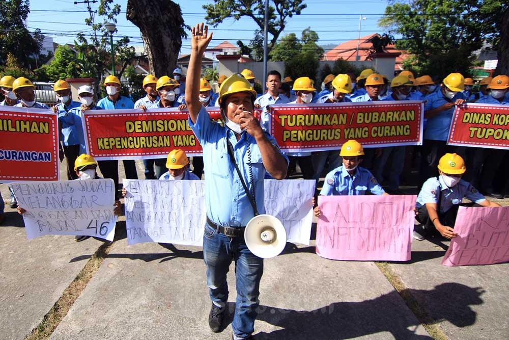  Ratusan Tenaga Kerja Bongkar Muat Teluk Bayur Demo ke DPRD