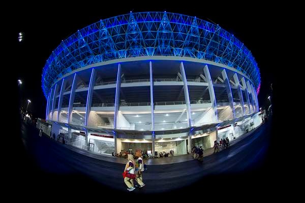 Suasana Stadion Utama Gelora Bung Karno yang dihiasi lampu warna warni di Jakarta. Stadion GBK pernah menjadi tuan rumah penyelenggaraan Piala Asia 2007. - ANTARA/Widodo S Jusuf