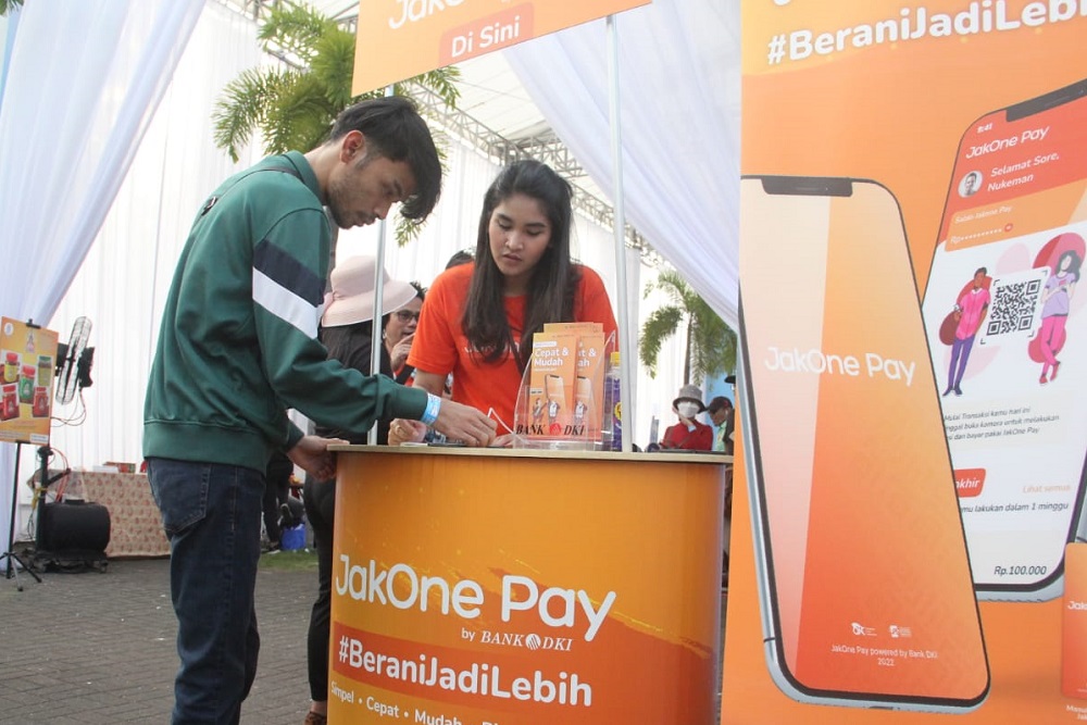 Salah satu pengunjung yang masih berusia muda atau Gen Z mendatangi booth JakOne Pay Bank DKI di ajang Formula E Jakarta, Sabtu (4/6/2022)/Bank DKI